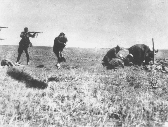 Executions of Kiev Jews by Einsatzgruppen near Ivangorod, Ukraine, 1942 (Source: Historical Archives in Warsaw)